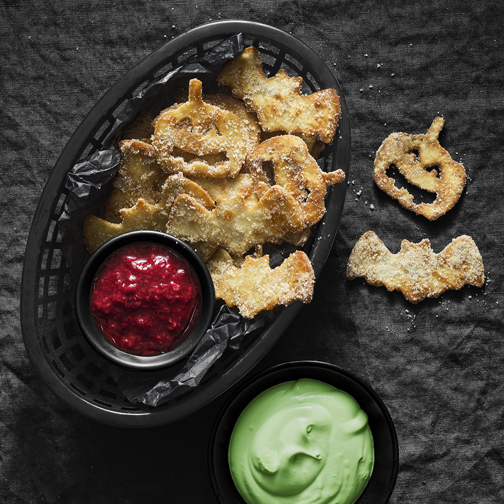 Söta kardemummachips med hallondipp och grädde