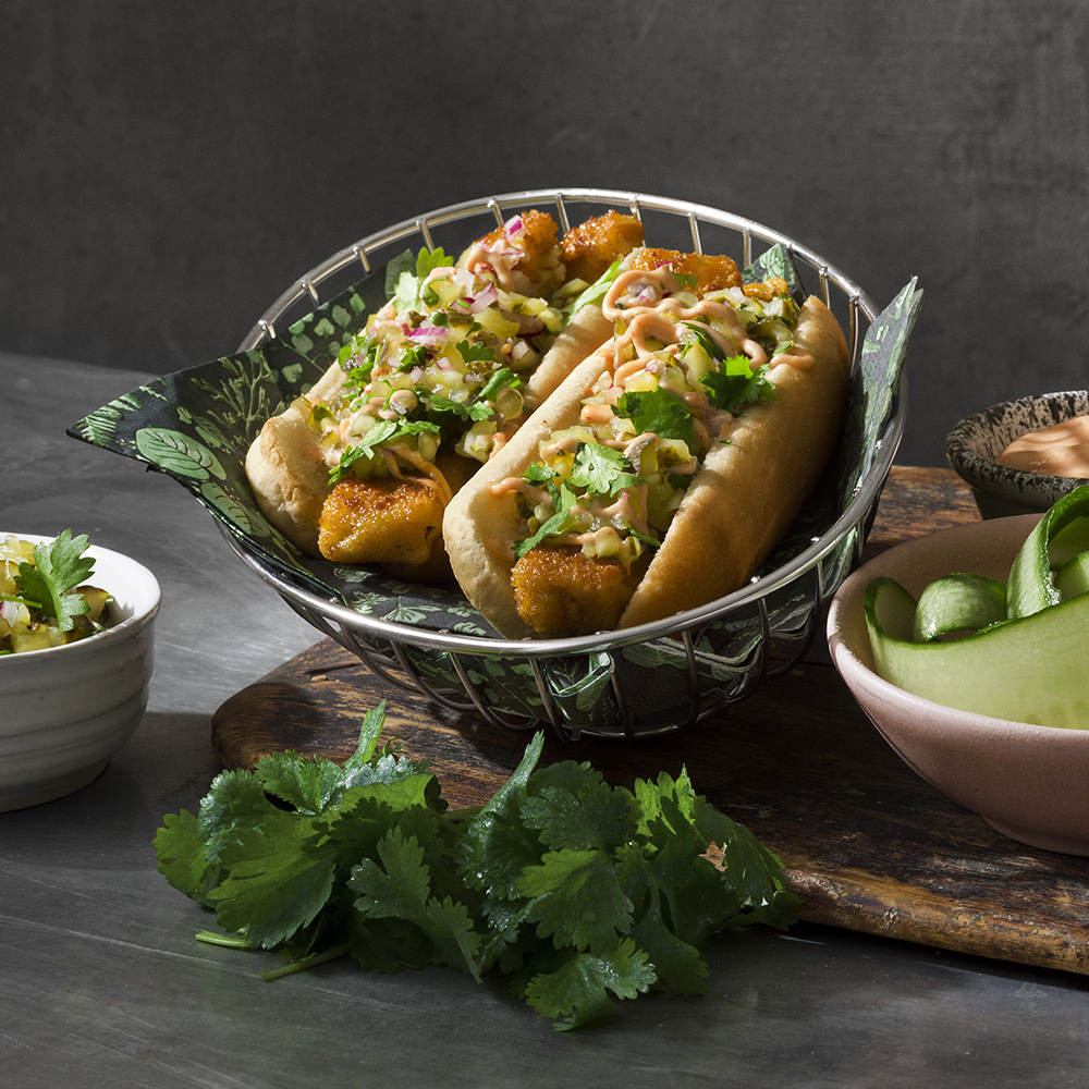 Fiskpinnar i bröd med asiatisk topping