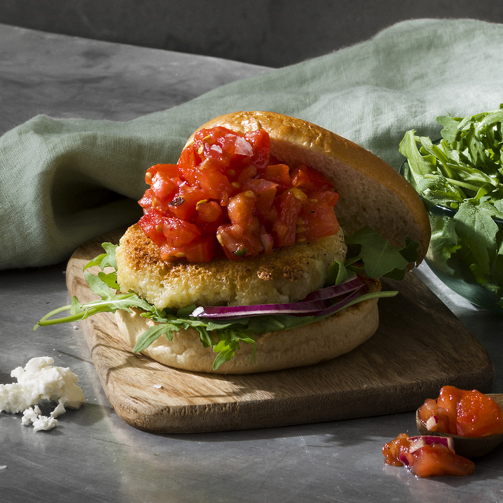 Fetaostburgare med tomatsalsa