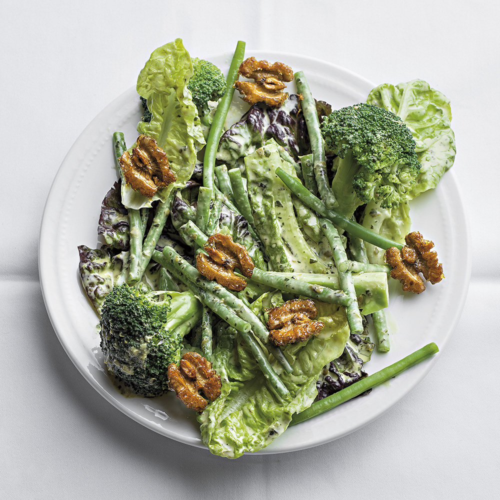 Sallad med caesardressing och kanderade valnötter
