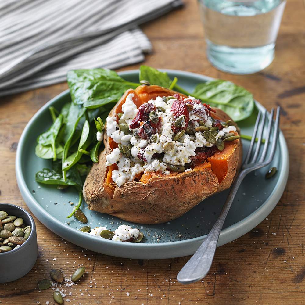 Bakad sötpotatis med paprikaröra