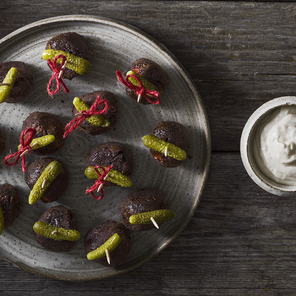 Bönbollar med chili och vitlöksdipp