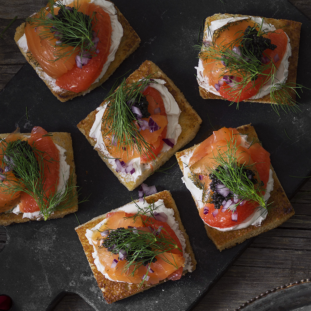Snittar med gravad lax och grapefrukt