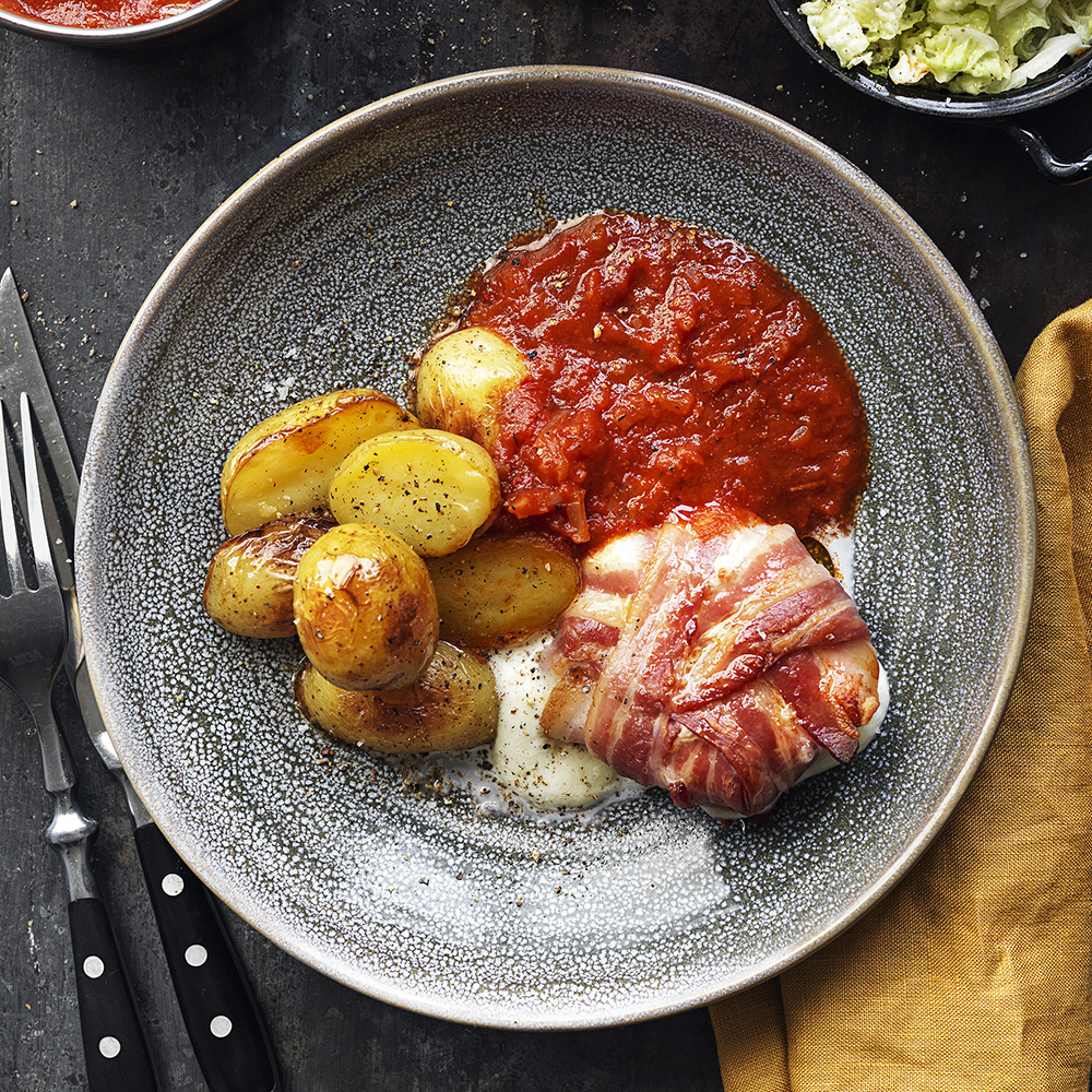 Baconlindad mozzarella med tomatsås