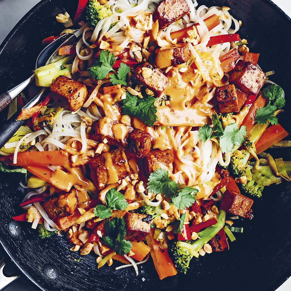 Wok med tofu och jordnötssås