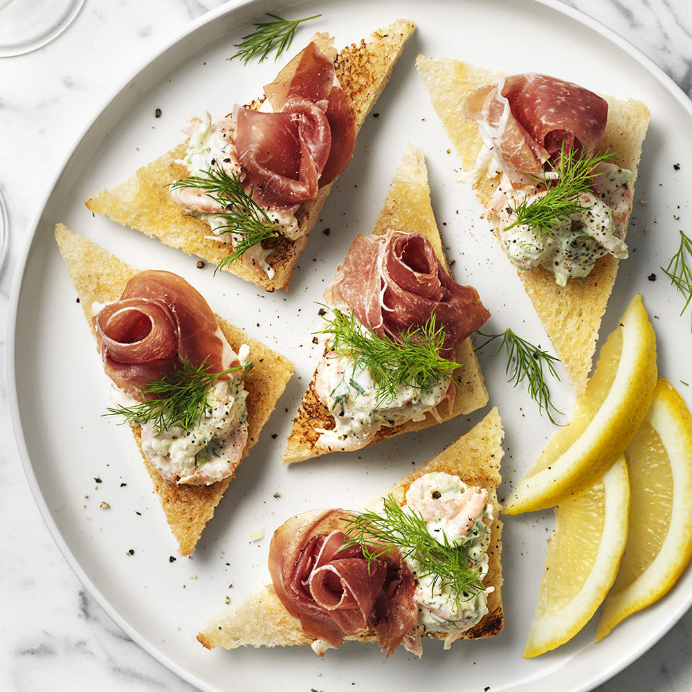 Snittar med skagenröra och parmaskinka