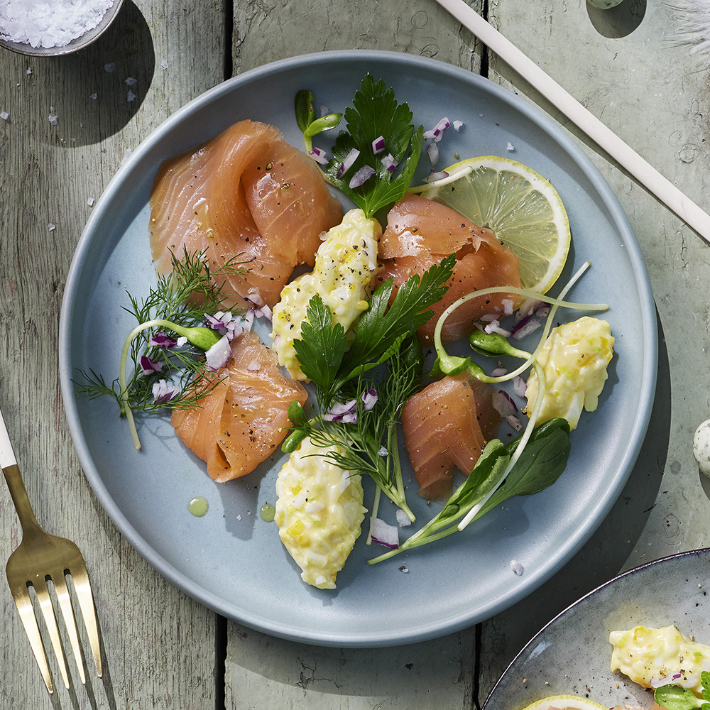 Kallrökt lax med äggsallad
