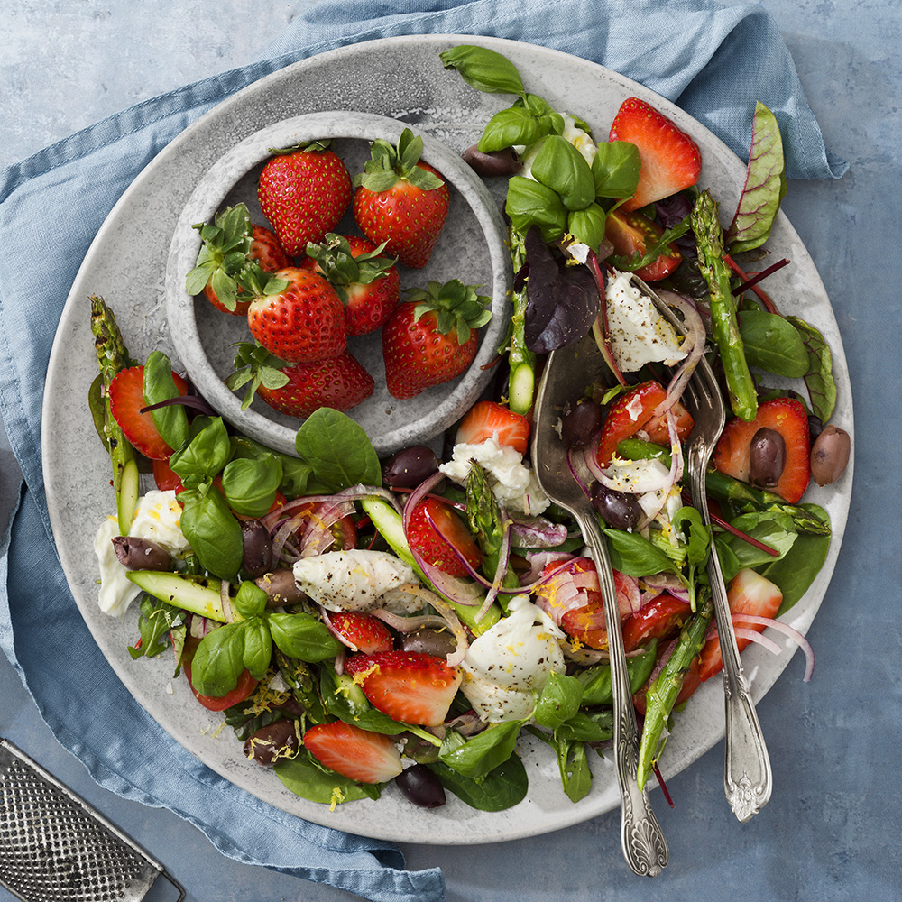 Sallad med jordgubbar och sparris