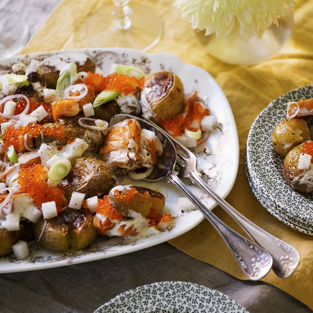 Krispig potatis med varmrökt lax och citrusmajo