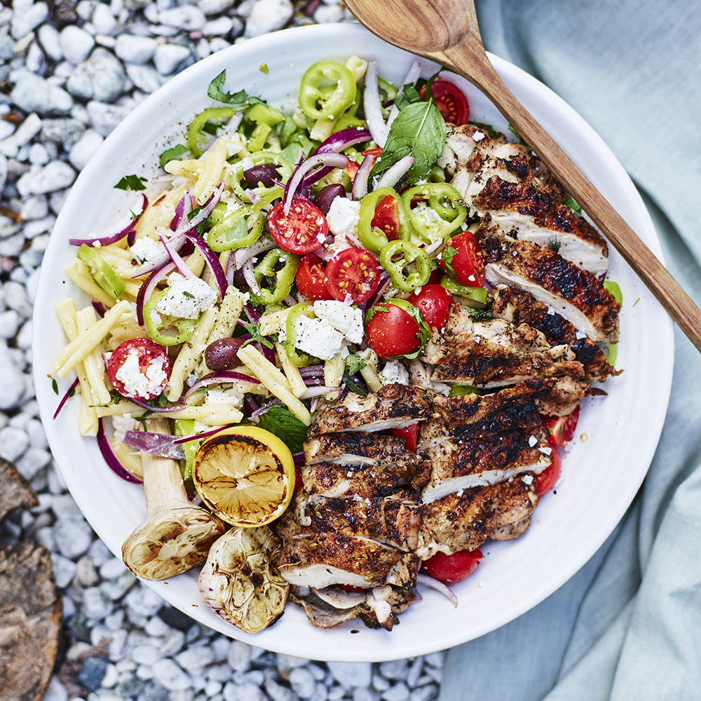 Kycklingsteak med grekisk pastasallad