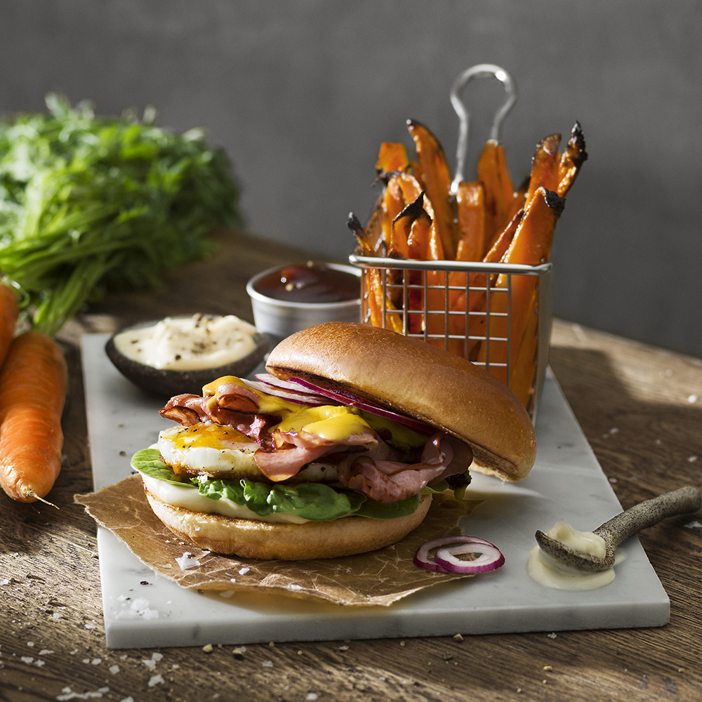 Briocheburgare med skinka och ägg