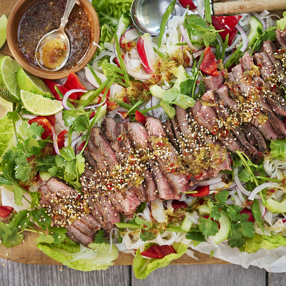 Nudelsallad med grillad biff