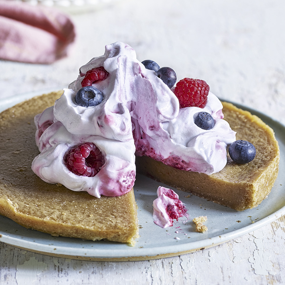 Kolakladdkaka med bärgrädde