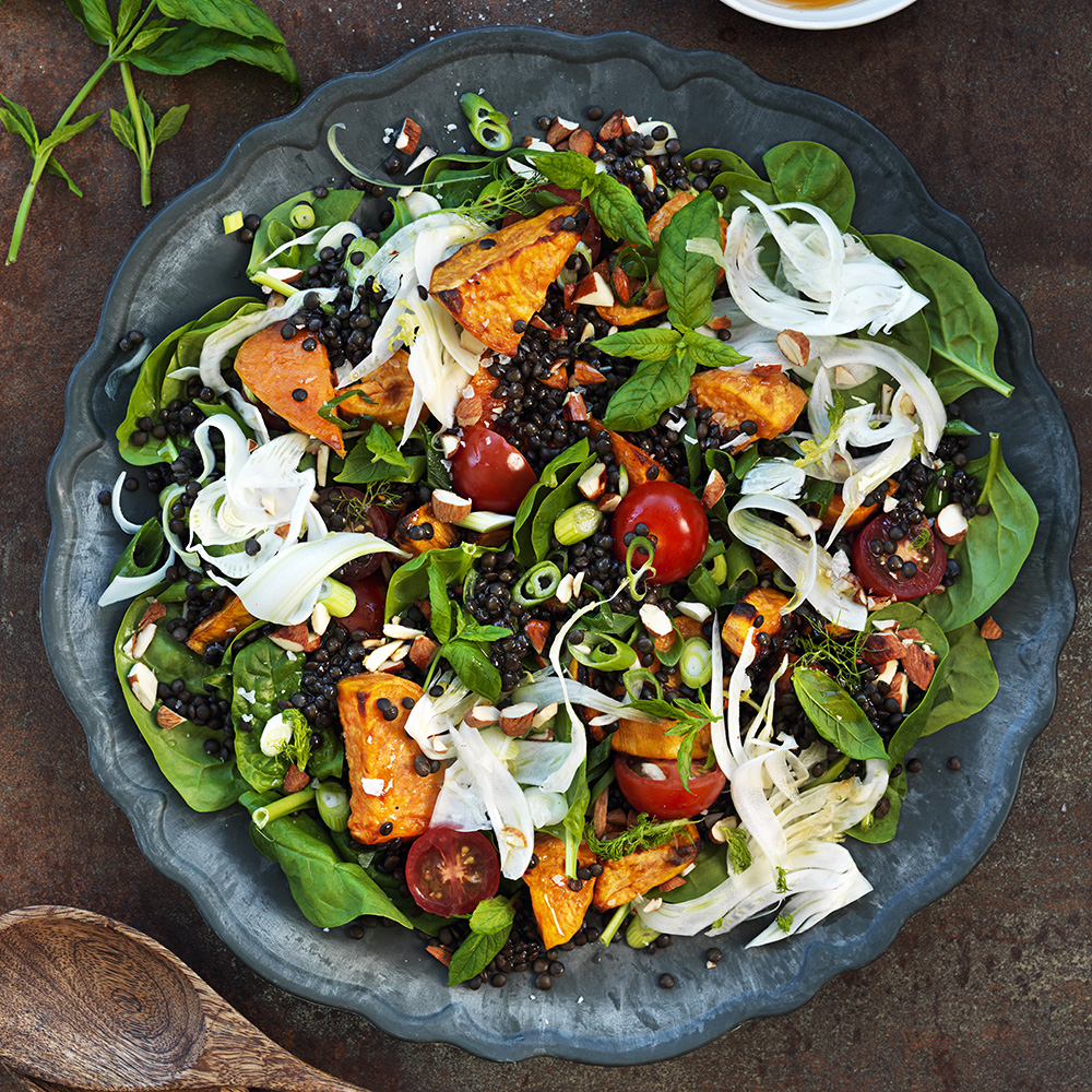 Belugalinssallad med rostad sötpotatis och fänkål