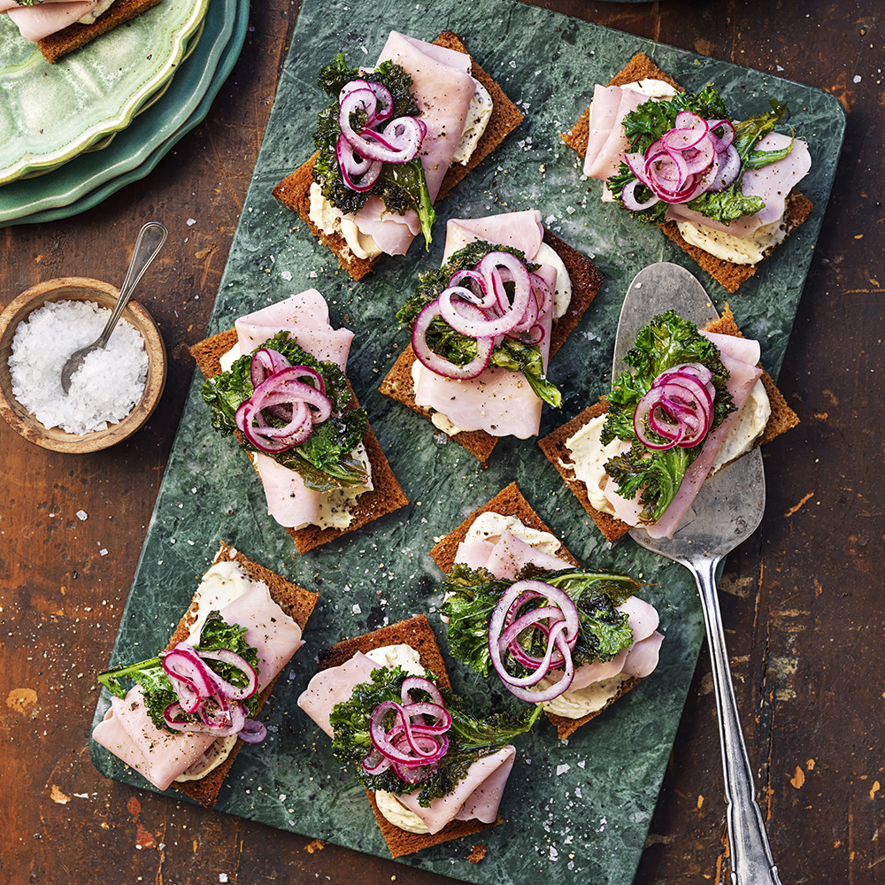 Snittar med julskinka och senapskräm