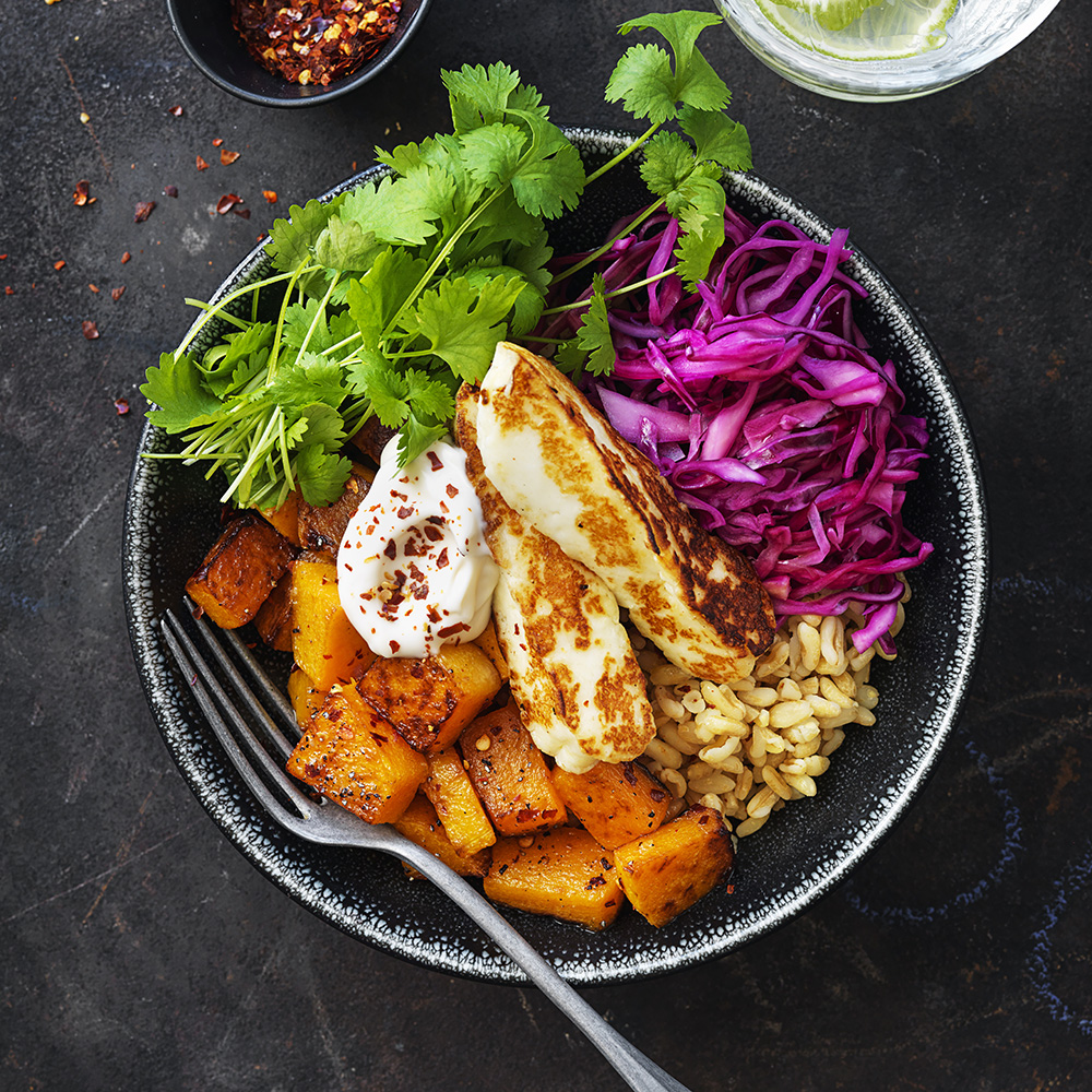 Vegetarisk poké bowl med pumpa och picklad kål