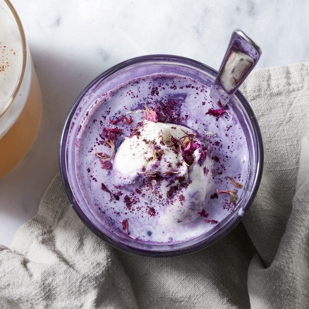 Blåbärslatte med glass