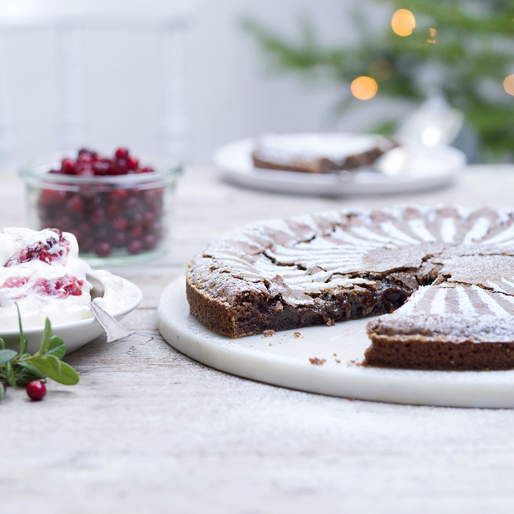 Pepparkakskladdkaka med lingongrädde