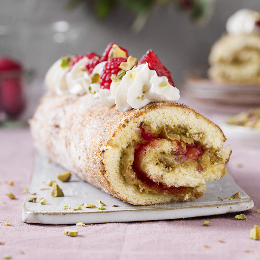 Glutenfri rulltårta med pistage och hallon