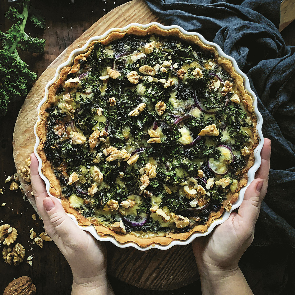 Grönkålspaj med fetaost och valnötter