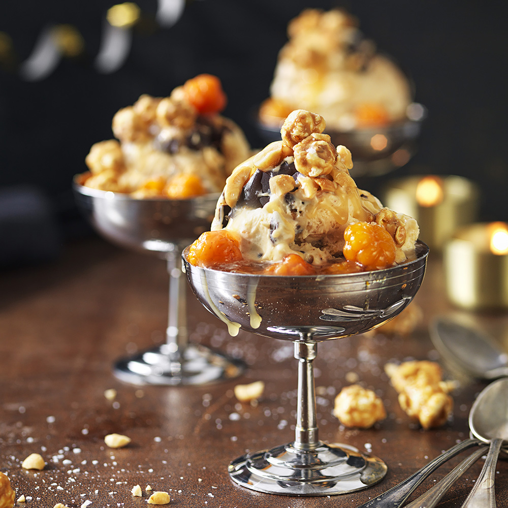 Glass utan glassmaskin med karamellpopcorn och hjortron