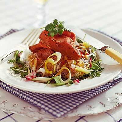 Thaimarinerad rostbiff i sallad på nudelbädd