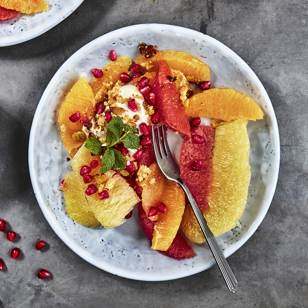 Fruktsallad med citrusfrukter och rostad vit choklad