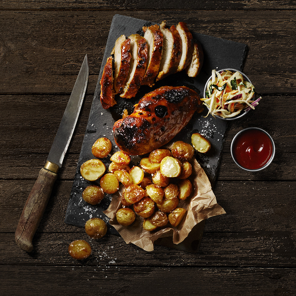 BBQ-kyckling med klyftpotatis och coleslaw