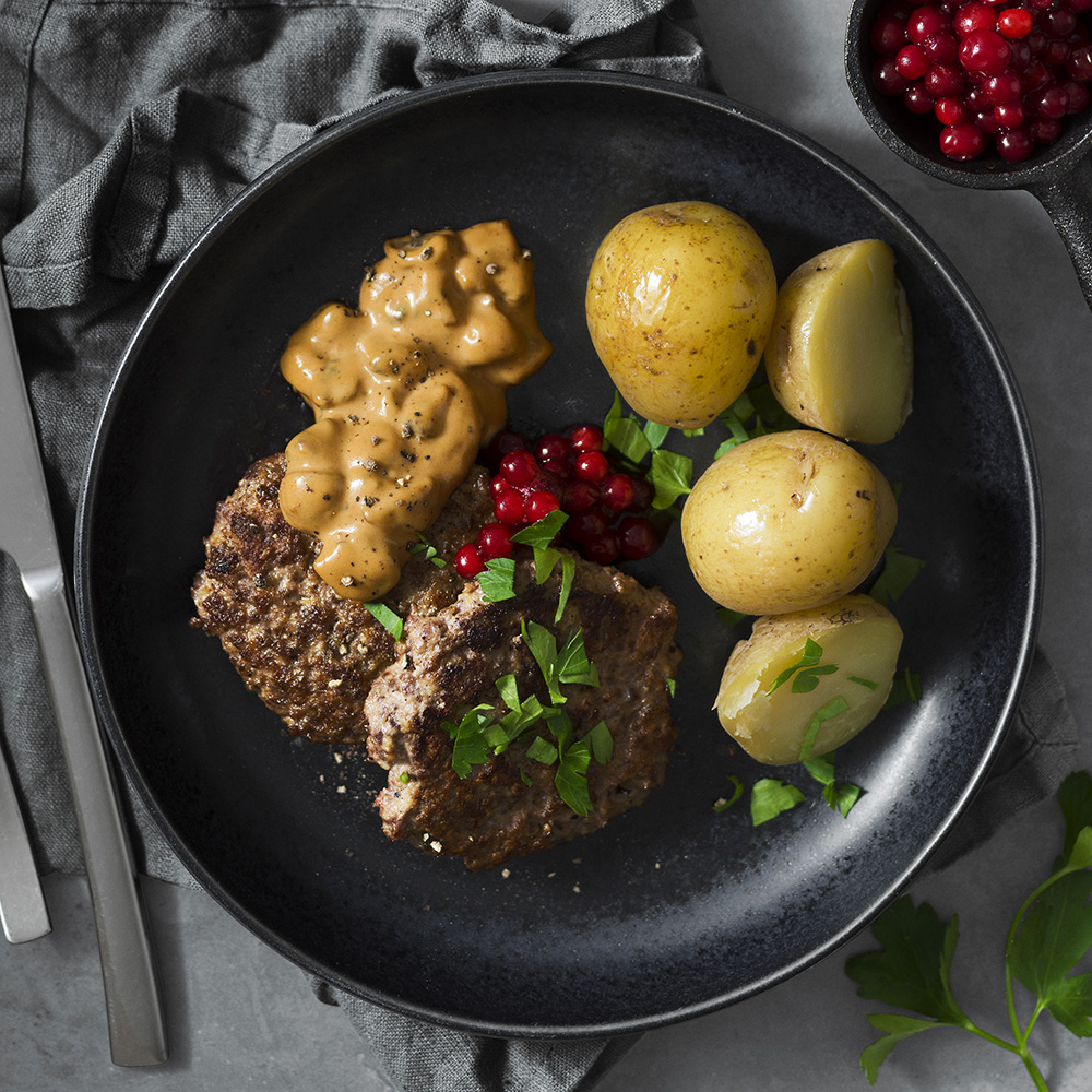 Hjortfärsbiffar med svampsås och enbär