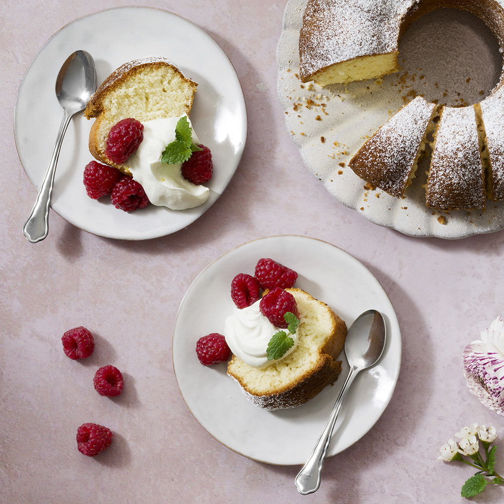 Citronsockerkaka med marsalagrädde och hallon