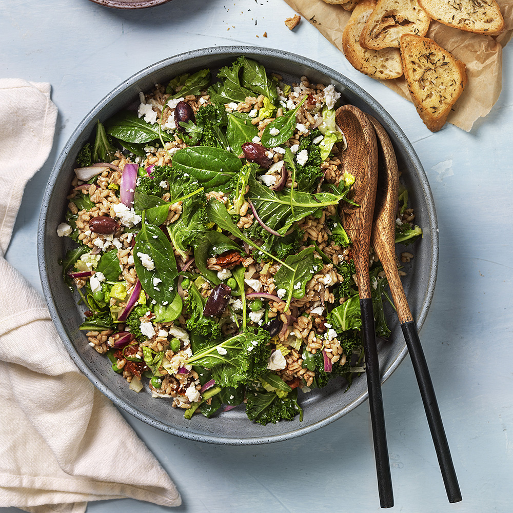 Fetaostsallad med matvete och krutonger