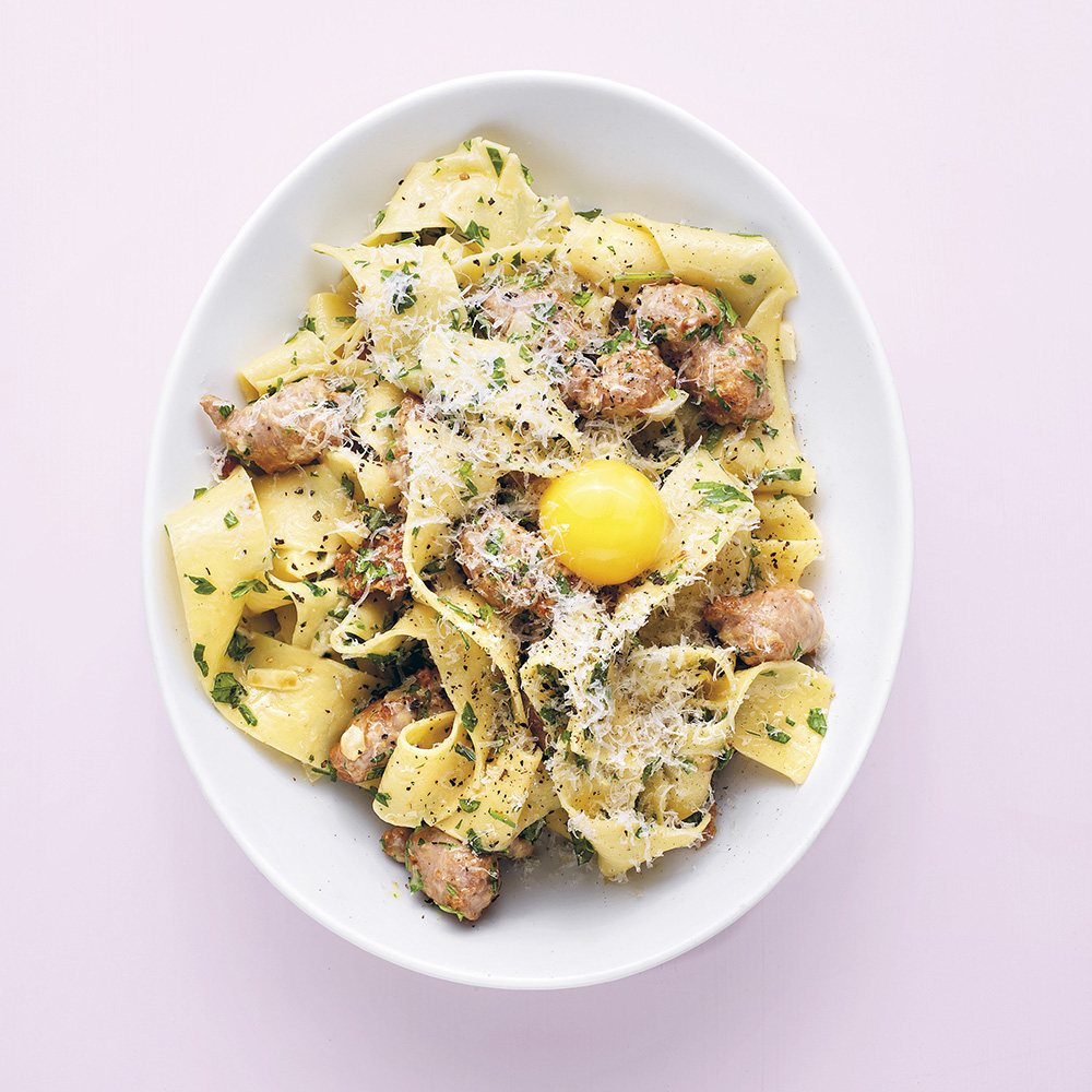Pasta med salsiccia och ägg