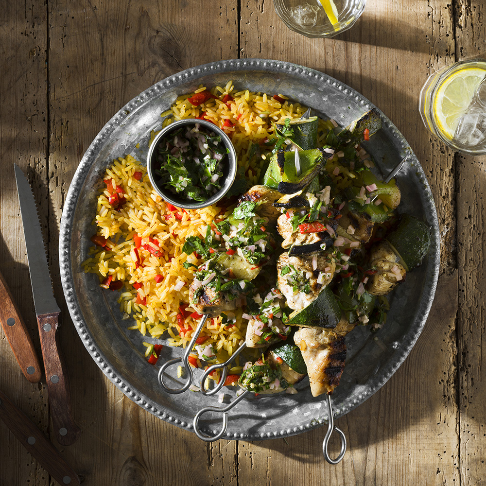 Kycklingspett med grönsaksris och chimichurri