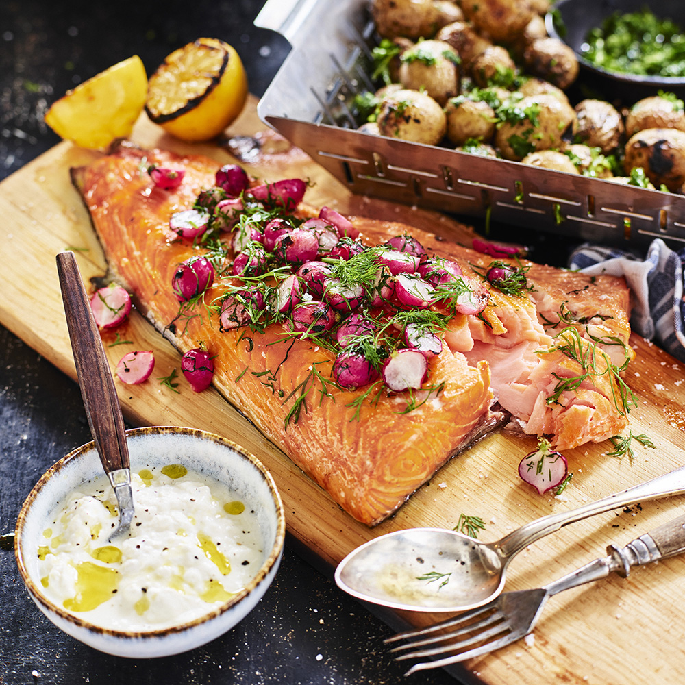 Grillad lax på planka med grillad persiljepotatis
