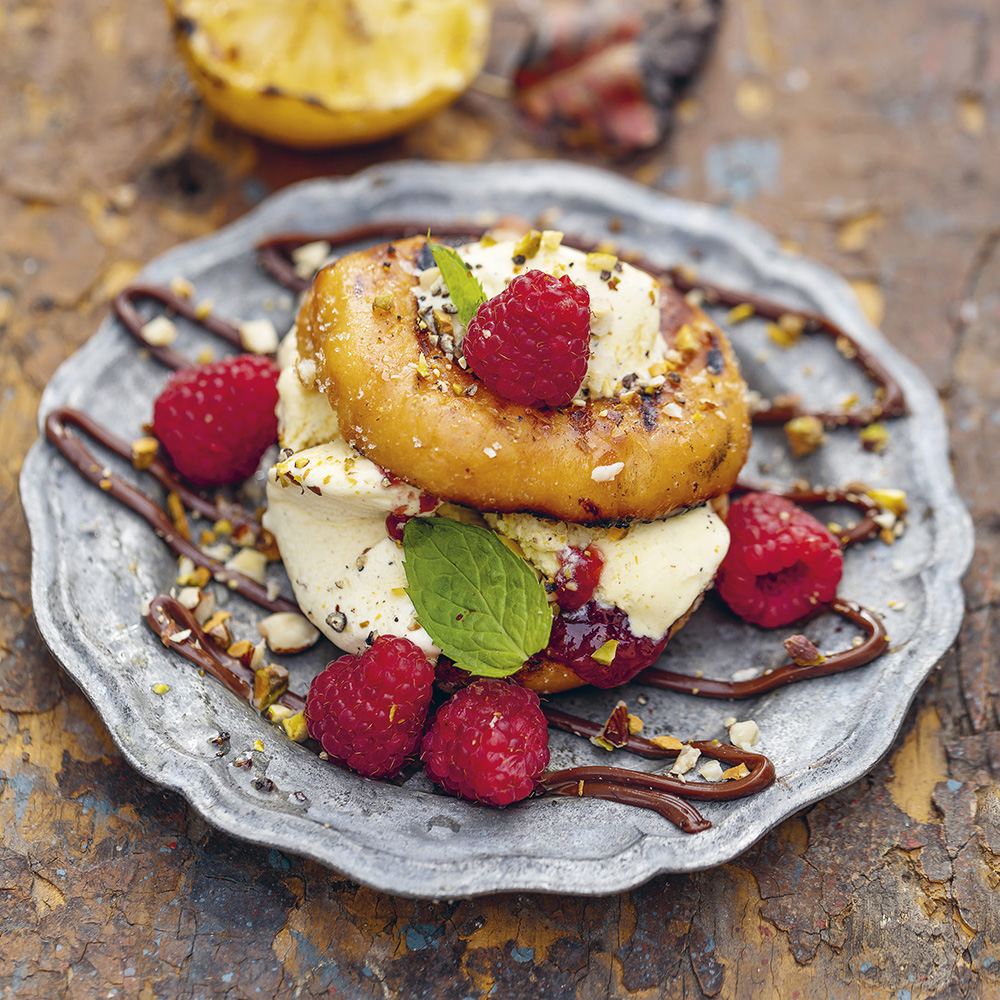 Grillade munkar med hallon och glass