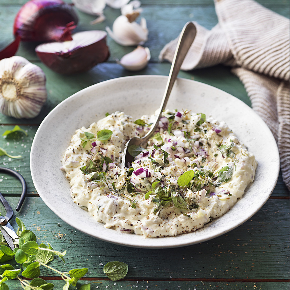 Fetaoströra med rödlök