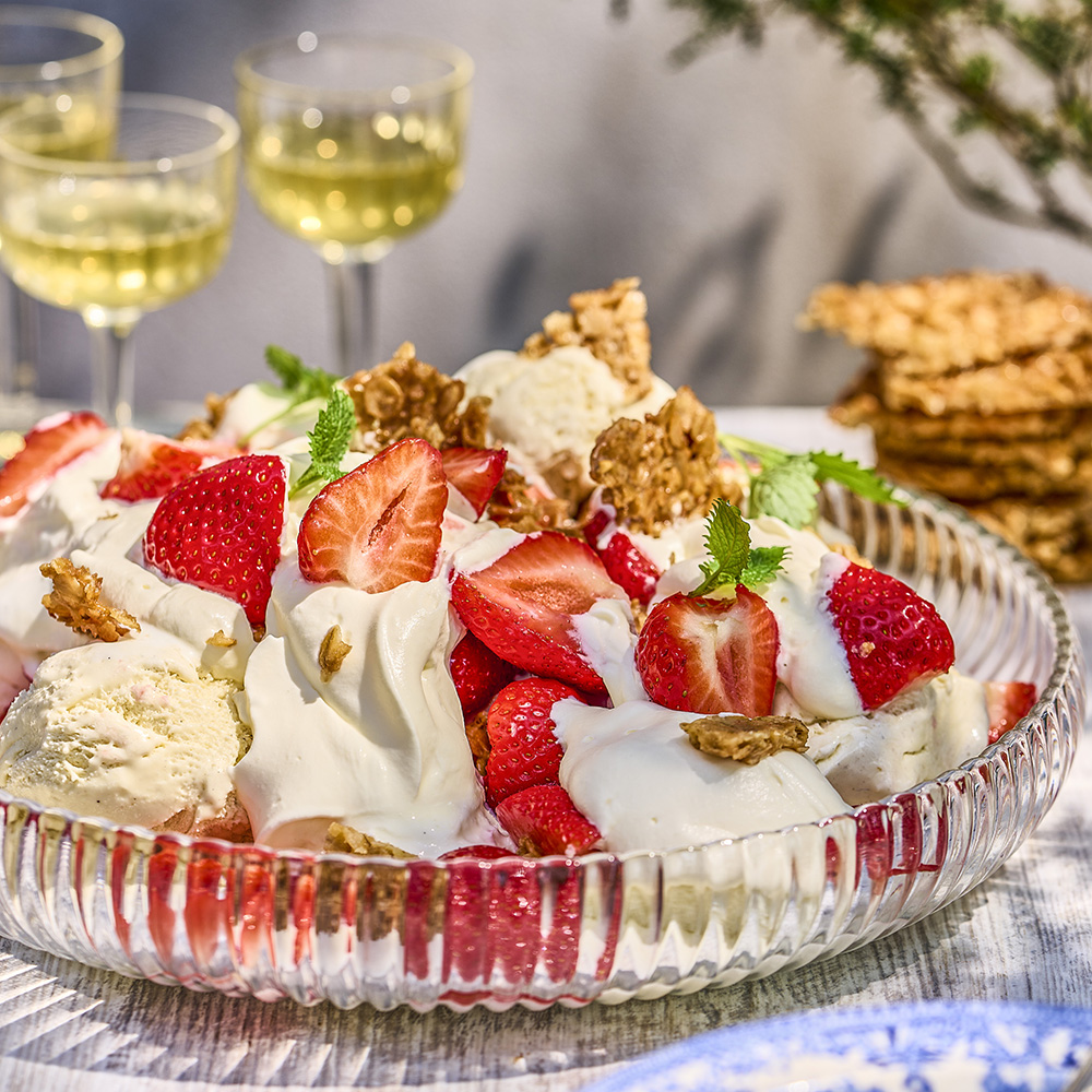 Jordgubbar med glass och havrekakor