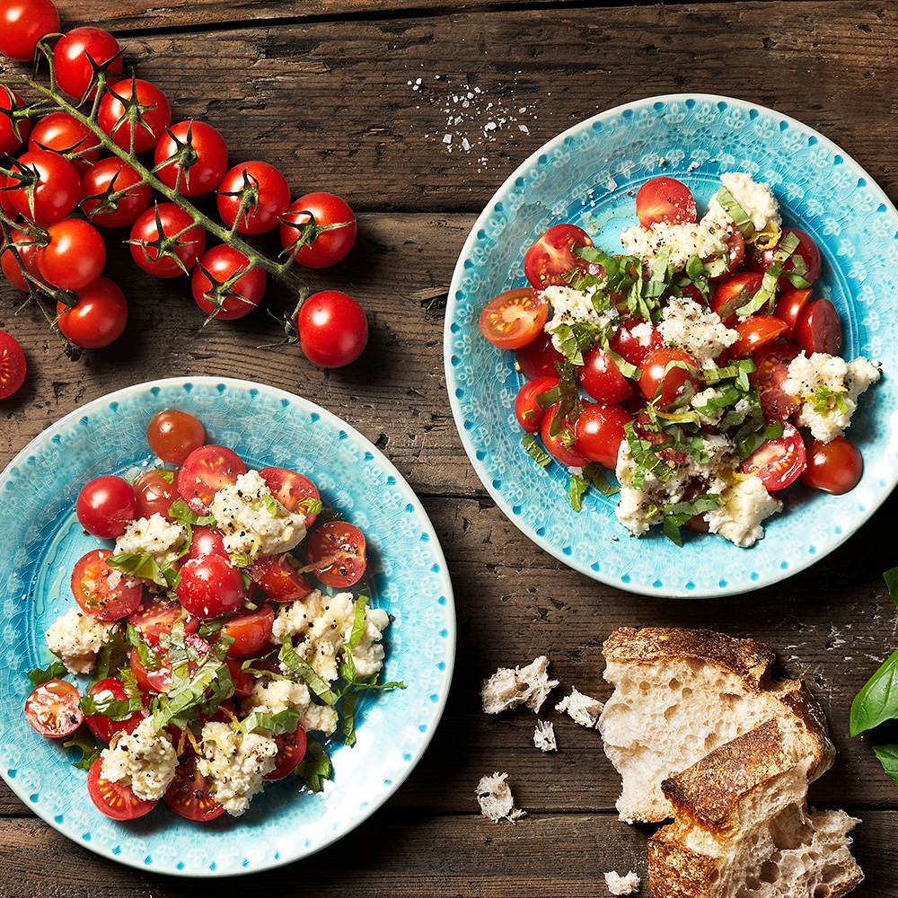 Vispad mozzarella med tomatsallad