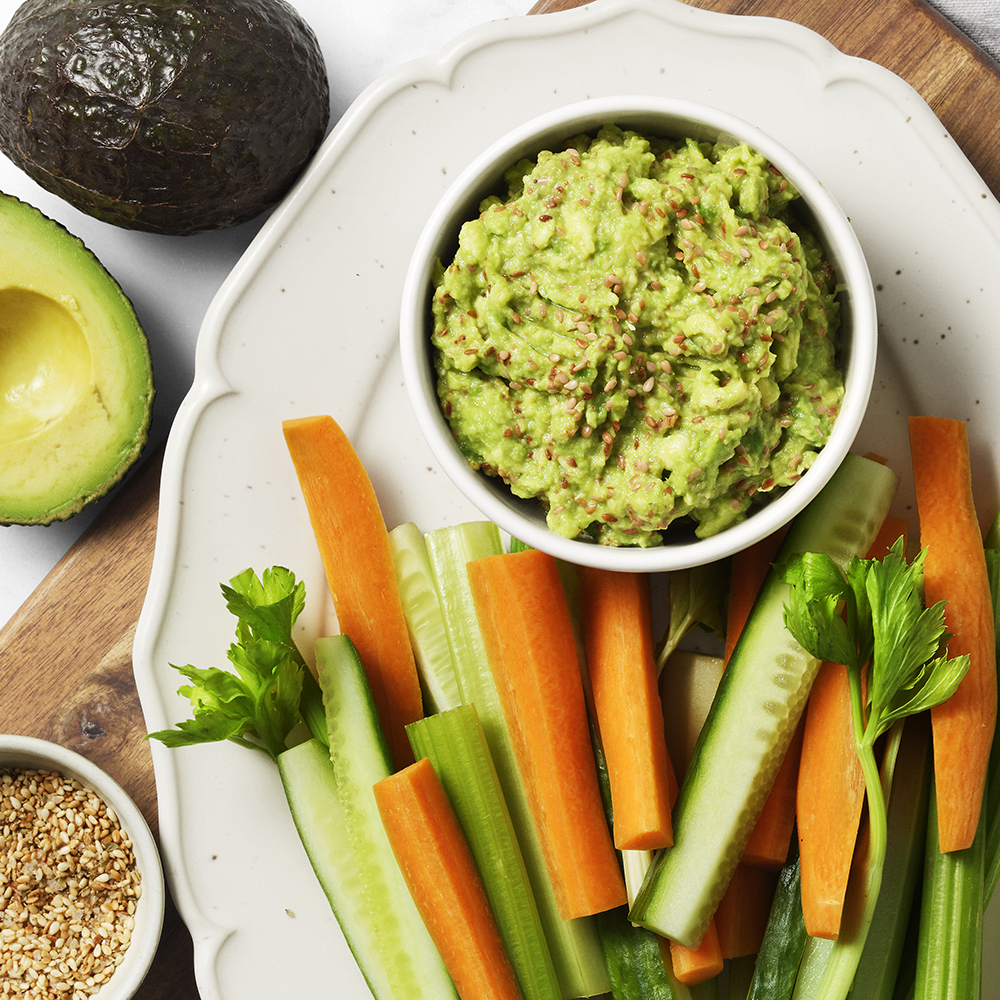 Avokadodipp med grönsaksstavar