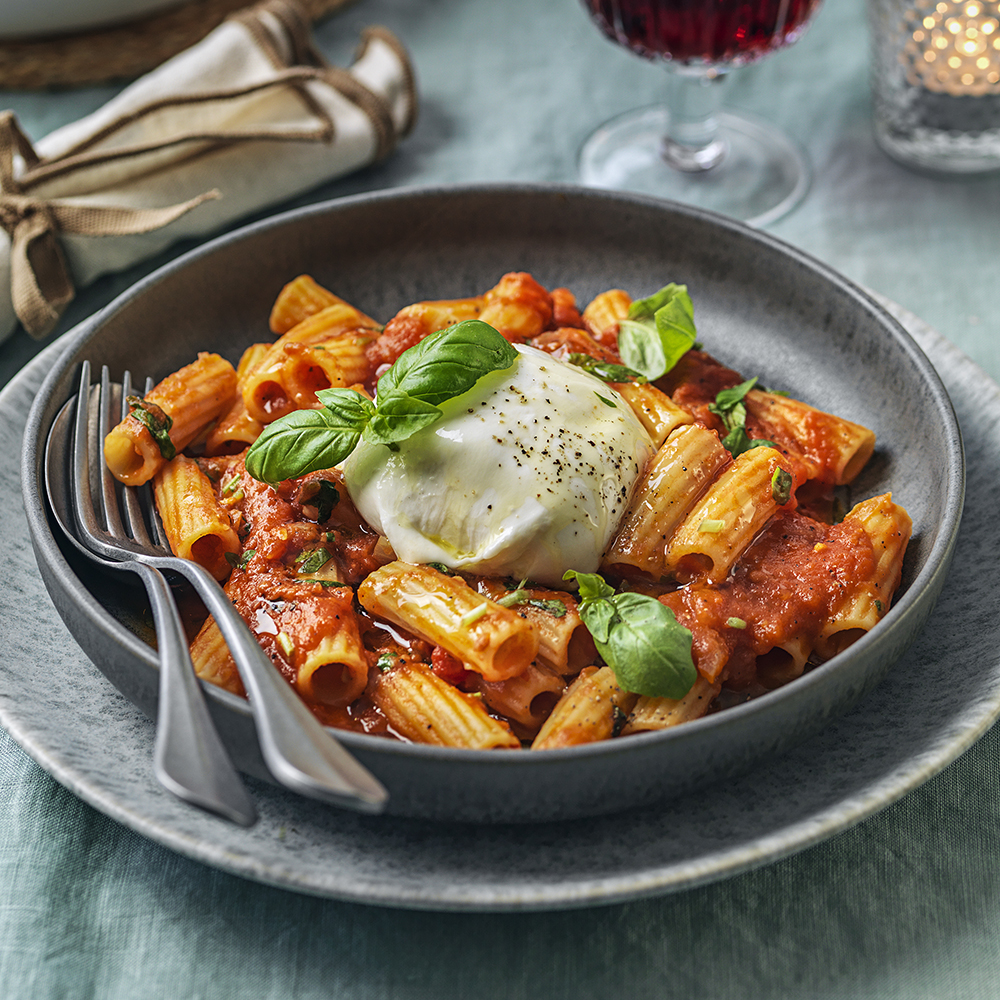Pasta arrabbiata med burrata