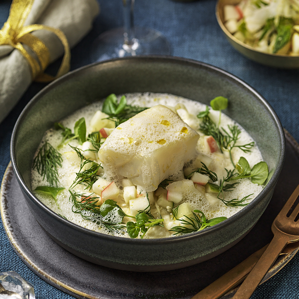 Citronrimmad torsk med blomkålskräm, äppelsallad och champagnesås