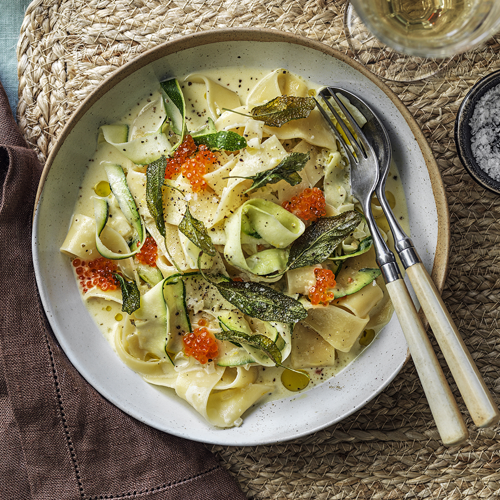 Krämig pasta med zucchini, salvia och forellrom