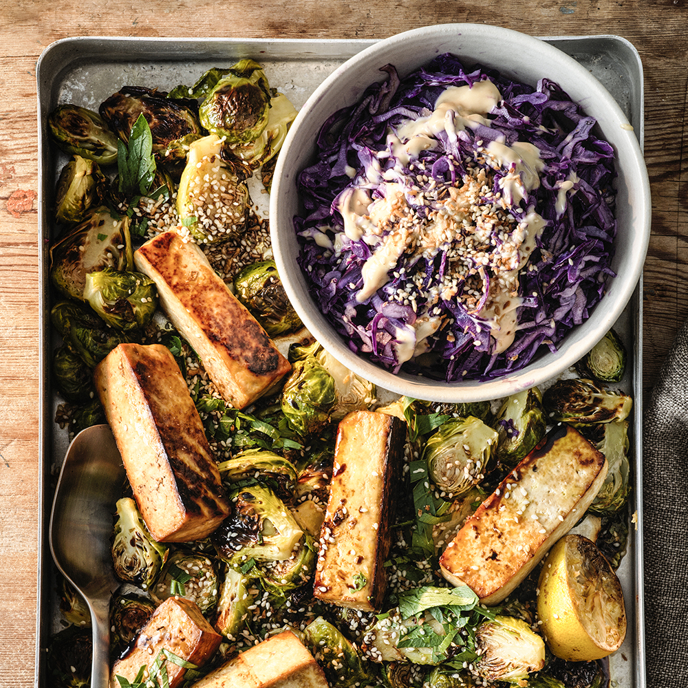 Rostad brysselkål och tofu med miso-coleslaw