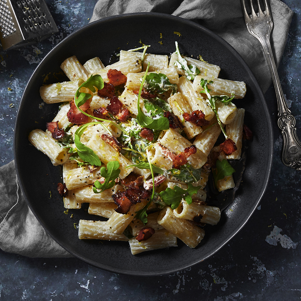 Pasta med cream cheese, bacon och brynt smör