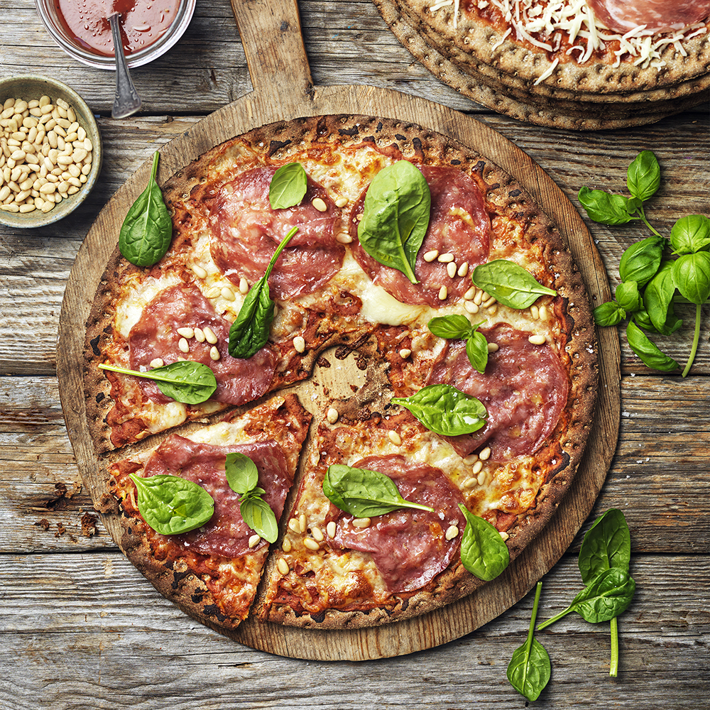 Knäckepizza med salami och mozzarella