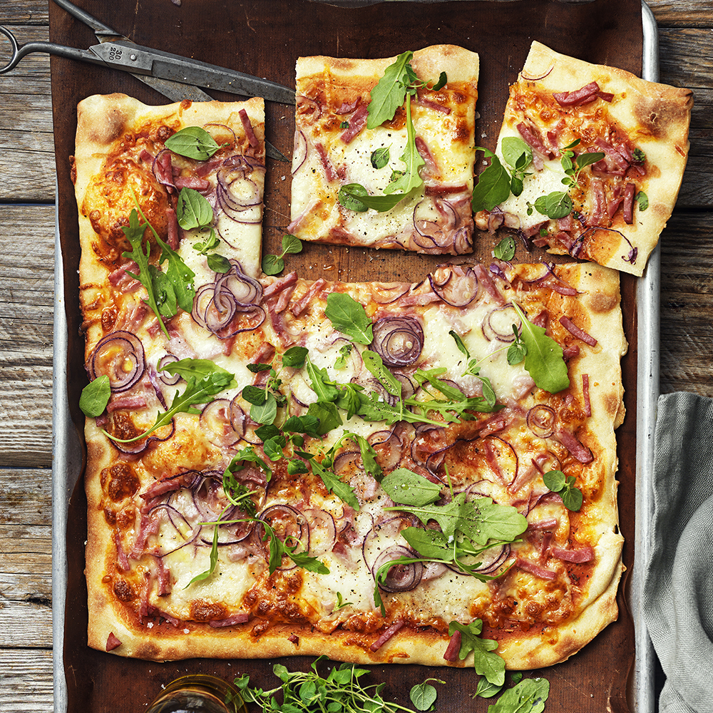 Pizza med rökt skinka och mozzarella