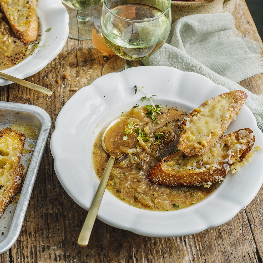 Löksoppa med ostgratinerat bröd
