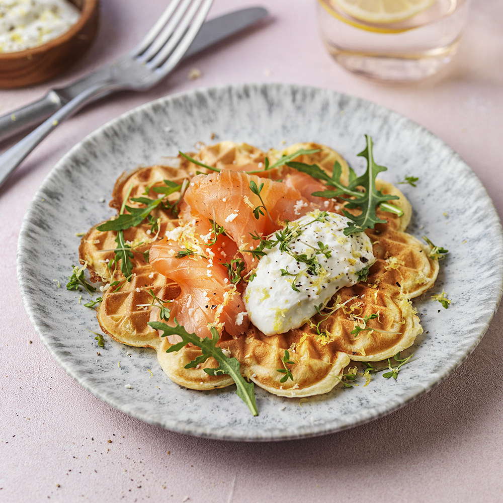 Våfflor med lax och pepparrotsyoghurt