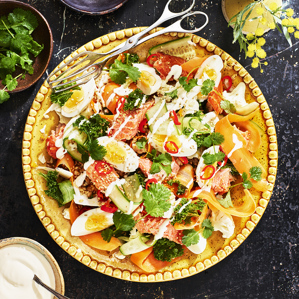 Sallad med varmrökt lax och ägg
