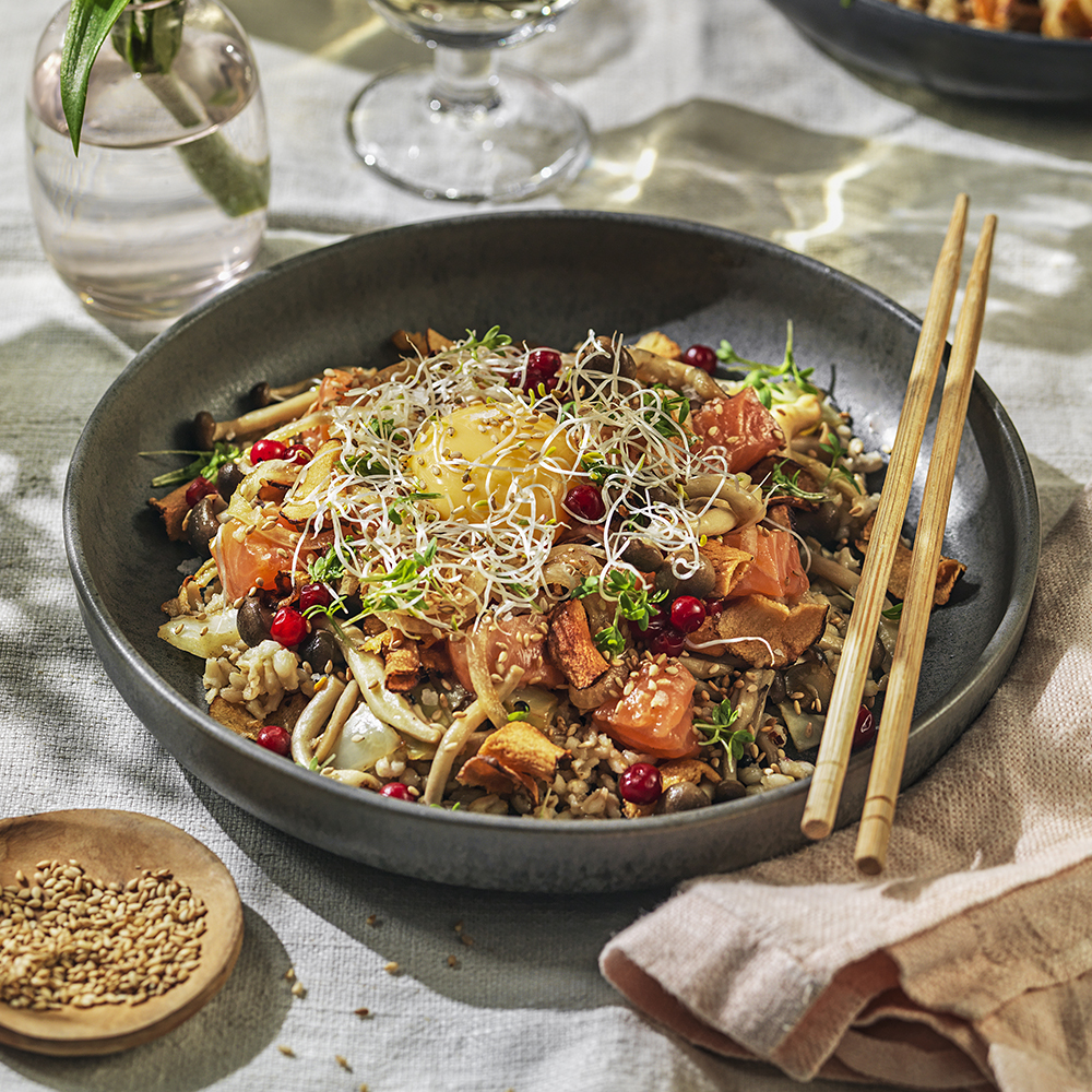 Chirashi sushi med lax, jordärtskocka och ägg